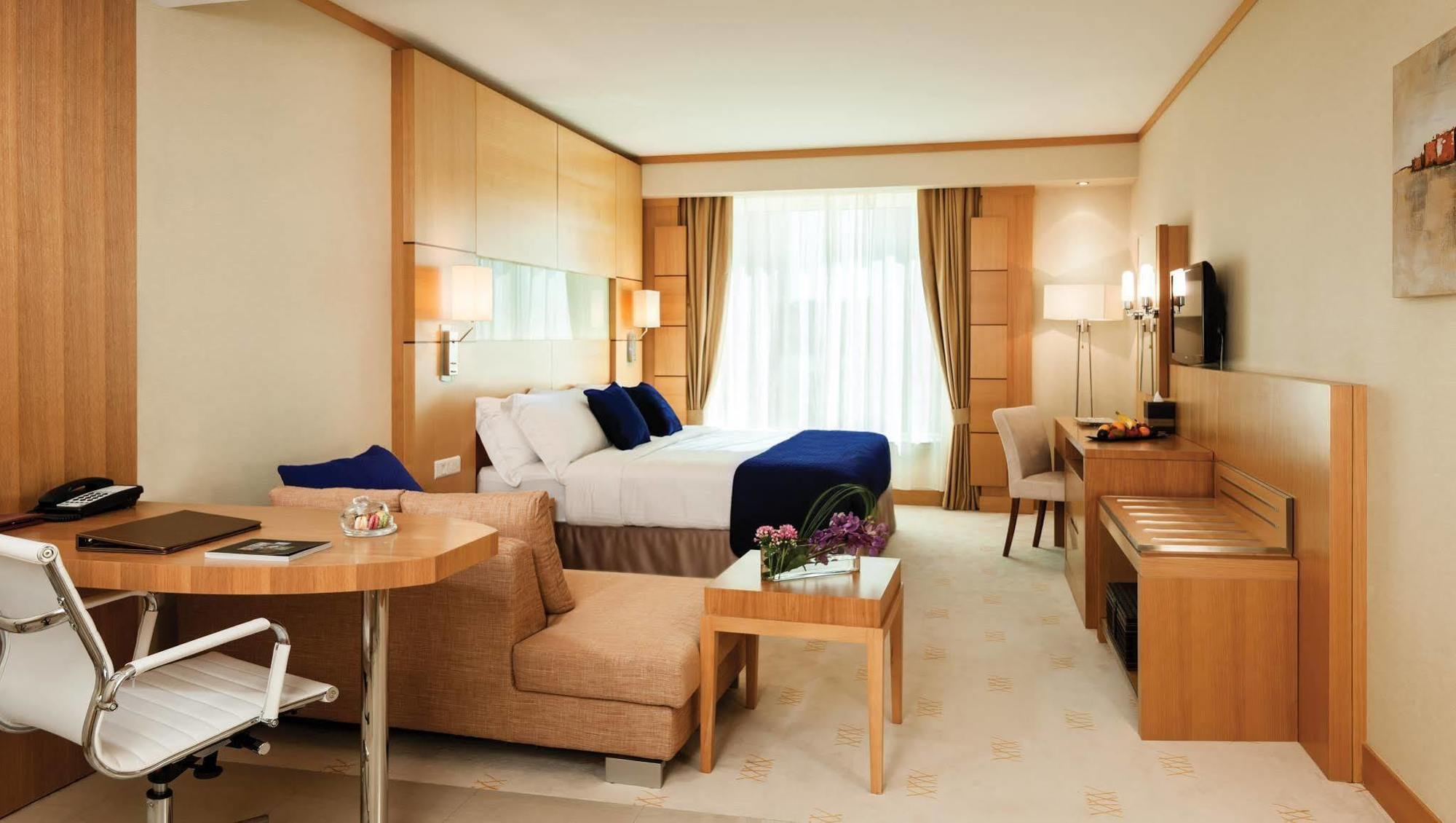 होटल Carlton Downtown 4*